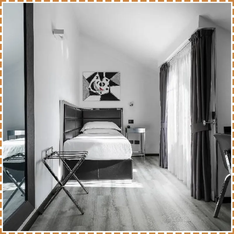 LHP Hotel Napoleon hotel room