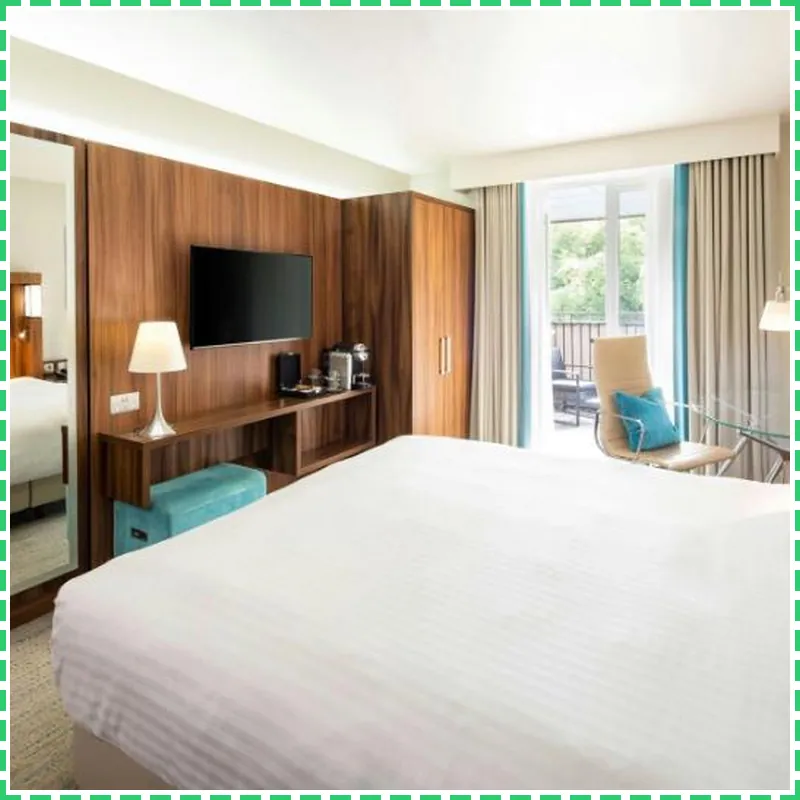 Courtyard by Marriott Edinburgh hotel room